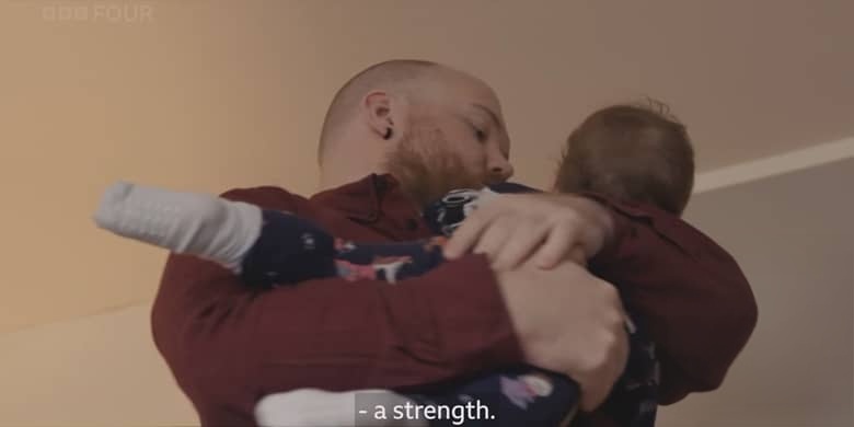 BBC纪录片《三个爸爸和一个宝宝 Three Dads And A Baby 2026》英语中英双字 无水印纯净版 1080P/MKV/1.15G 跨性别者插图6 BBC纪录片《三个爸爸和一个宝宝 Three Dads And A Baby 2026》英语中英双字 无水印纯净版 1080P/MKV/1.15G 跨性别者插图6