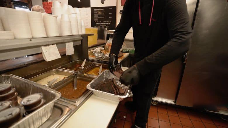 澳大利亚纪录片《人生切片：旧必胜客里的美国梦 Slice of Life: The American Dream. In Former Pizza Huts.2024》英语无字 无水印纯净版 必胜客与美国梦插图2