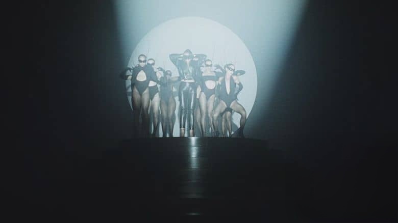 美国纪录片《麦莉·赛勒斯:美丽幻境 Miley Cyrus: Something Beautiful 2025》英语中英双字 无水印纯净版 艺术自由的探索插图4 美国纪录片《麦莉·赛勒斯:美丽幻境 Miley Cyrus: Something Beautiful 2025》英语中英双字 无水印纯净版 艺术自由的探索插图4
